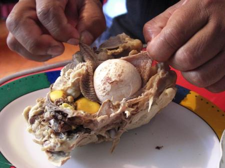 Poule servie avec son oeuf